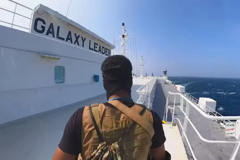 Husilər girov götürdükləri gəminin heyətini azad ediblər