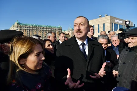 Prezident Sumqayıtın dənizkənarı bulvarında şəhərin sakinləri ilə görüşüb