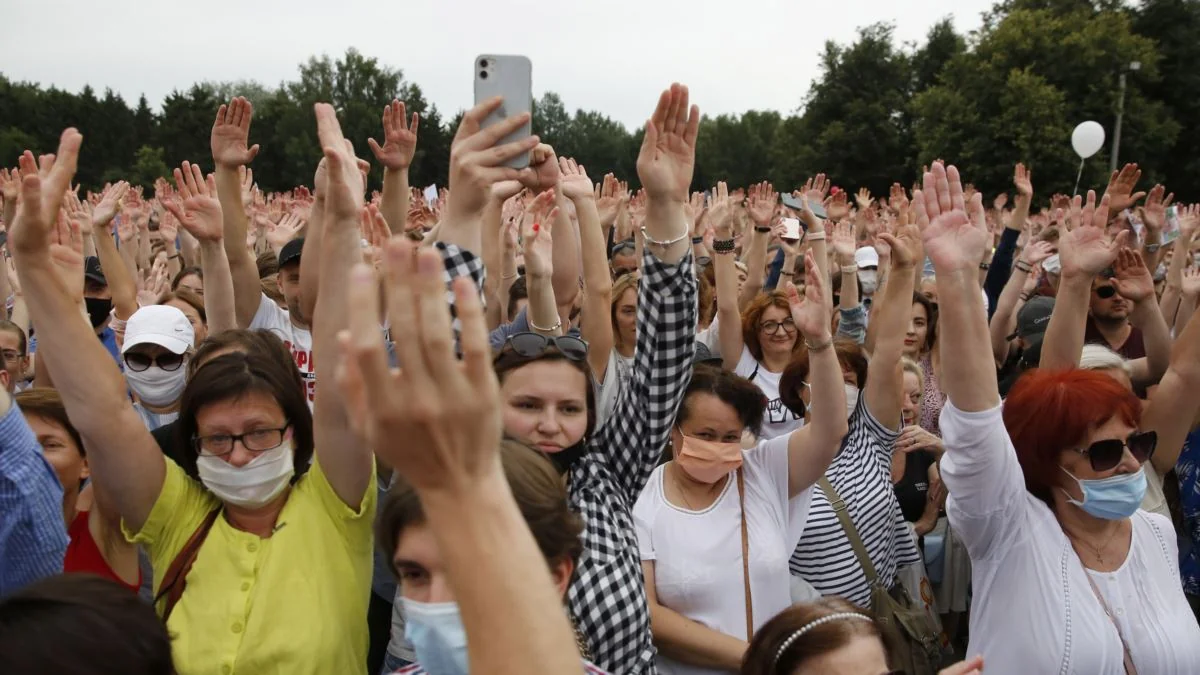 Belarusda nümayişlərdə yüzlərlə insan saxlanılıb