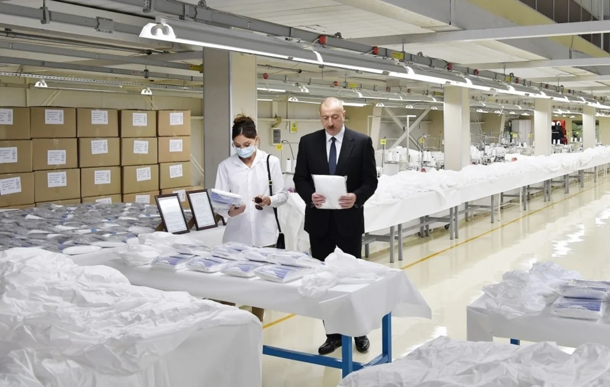 Ilham Aliyev, Mehriban Aliyeva inaugurate face mask factory