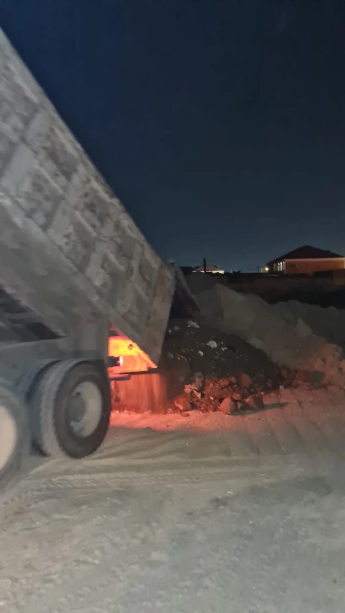 Bakıda gecə qanunsuz torpaq, qum və qarışıq süxur daşıyan avtomobillər müəyyən olunub