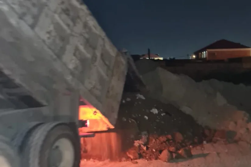 В Баку выявлены транспортные средства, незаконно перевозящие песок