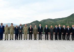 Laçında İlham Əliyevin Şahbaz Şəriflə nahar əsnasında geniş tərkibdə görüşü olub