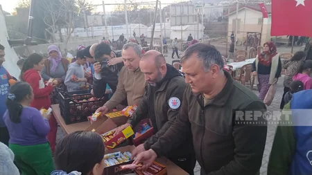 Azərbaycanın könüllü həkimləri ilə iş adamı Kahramanmaraşın daha bir bölgəsində yeməklər paylayıb - YENİLƏNİB