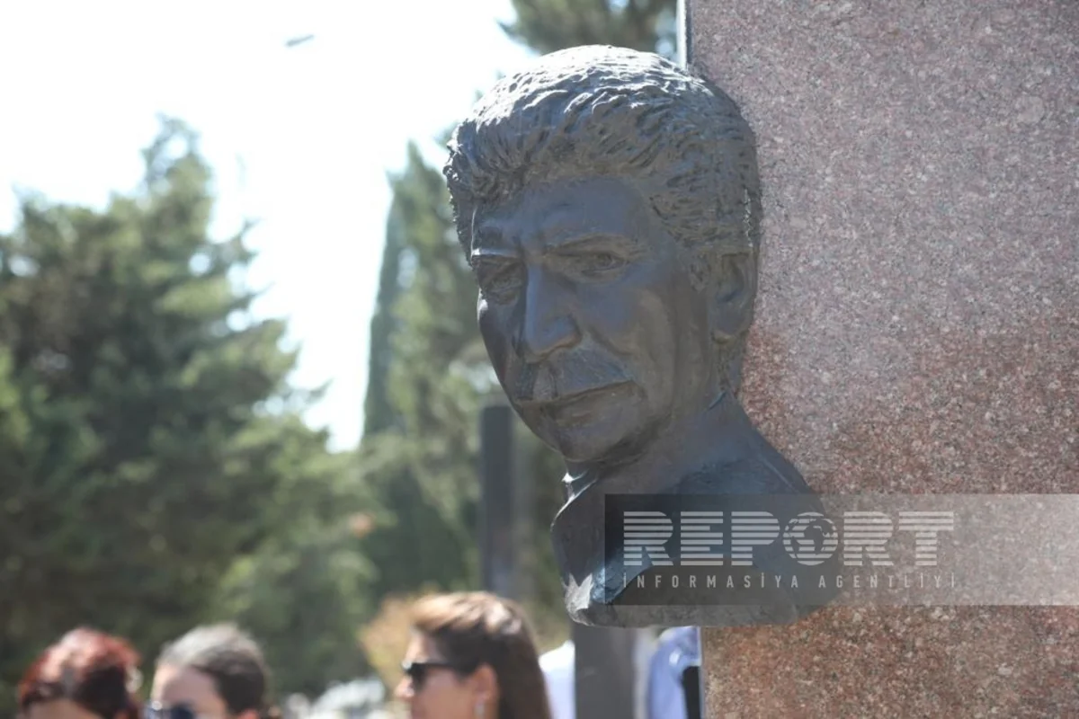 Mədəniyyət nümayəndələri Xalq artisti Şahmar Ələkbərovu məzarı önündə yad ediblər