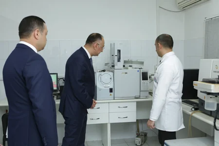Qida Təhlükəsizliyi Agentliyinin sədri laboratoriyanın şəraiti ilə tanış olub