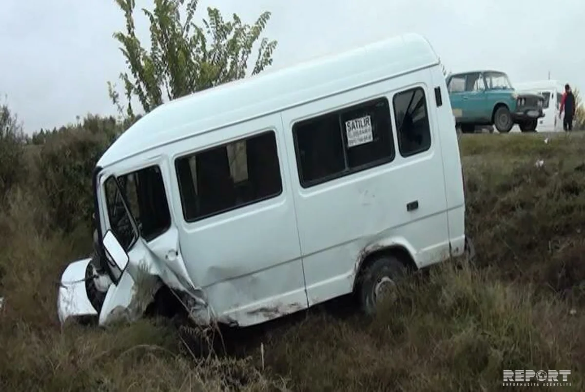 Yevlaxda mikroavtobus qəzaya düşüb, 11 nəfər yaralanıb - FOTO - YENİLƏNİB - SİYAHI