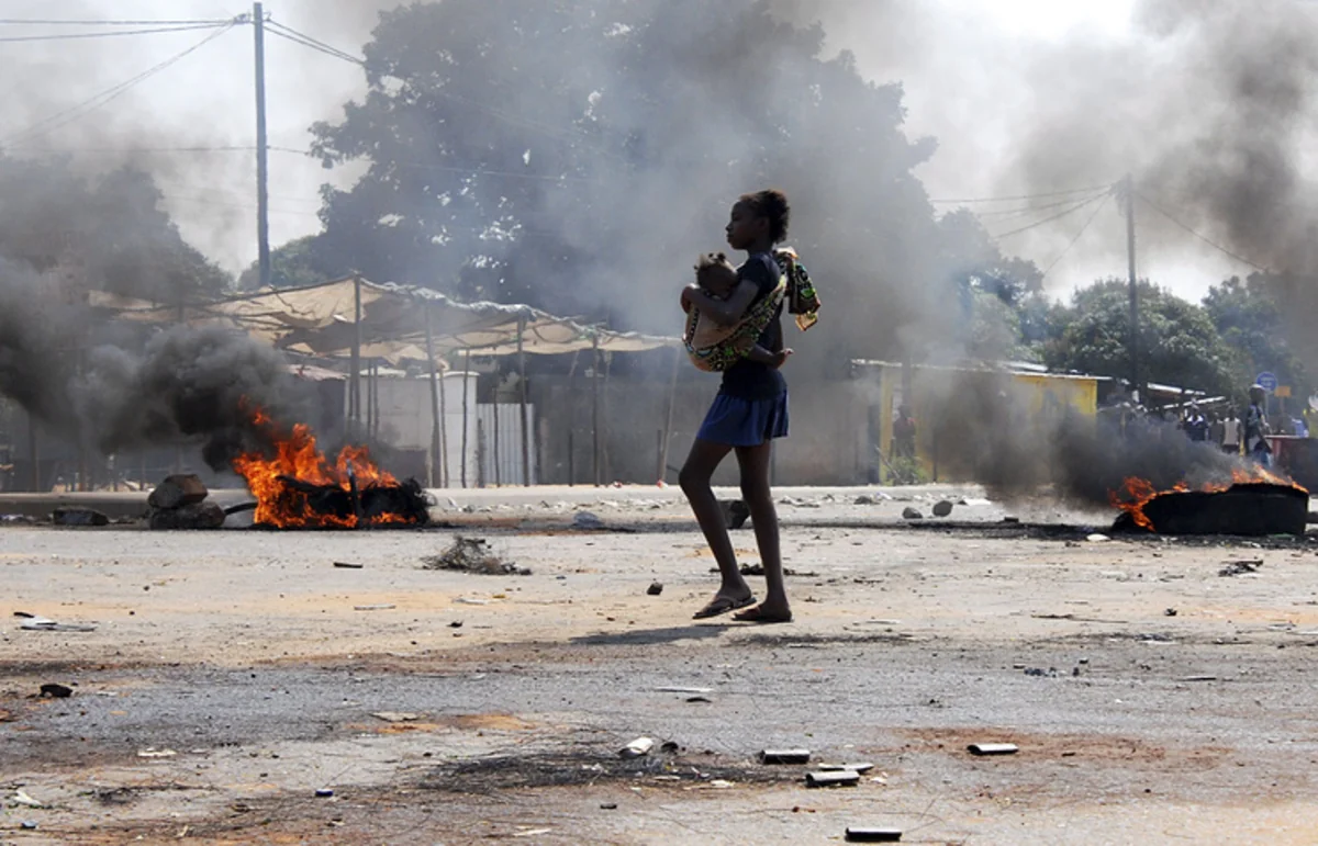 Mozambikdə benzin daşıyan avtomobil partlayıb, 70 nəfər ölüb