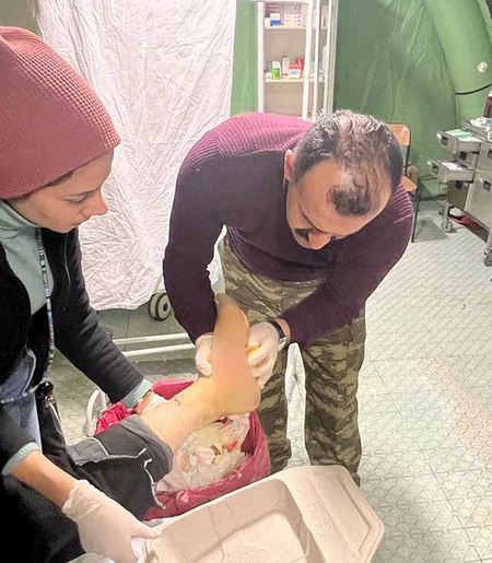 Azərbaycanın hərbi həkimləri Kahramanmaraşda 25 cərrahi əməliyyat icra edib, 196 zərərçəkəni müayinə edib