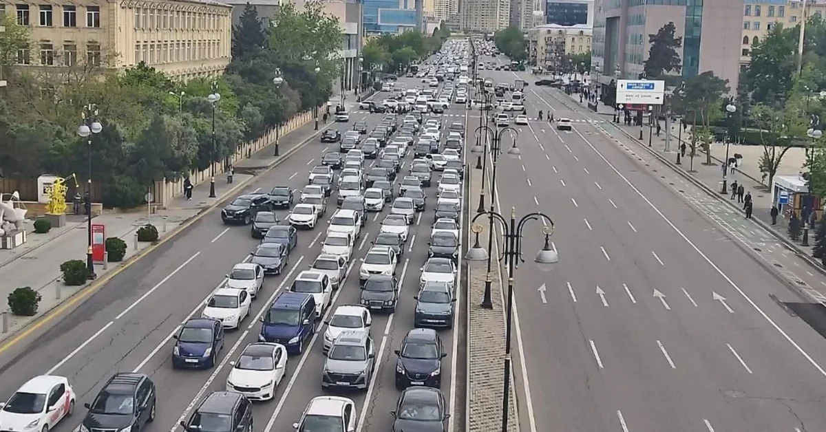 Bakıda 18 istiqamətdə nəqliyyatın sıxlığı müşahidə olunur - YENİLƏNİB