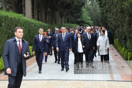 Dövlət və hökumət rəsmiləri Ulu Öndərin xatirəsini anıblar