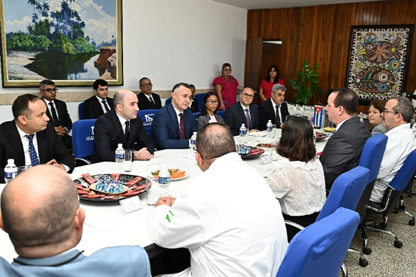Azərbaycanın səhiyyə naziri Kubanın tibb və əczaçılıq müəssisələrində olub
