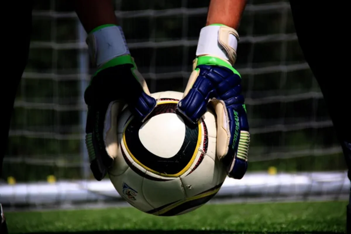 IFAB futbolda qapıçının topu saxlaması qaydasını dəyişib