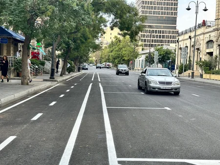 Bakının Xaqani küçəsində üfüqi yol nişanlanması işləri görülüb