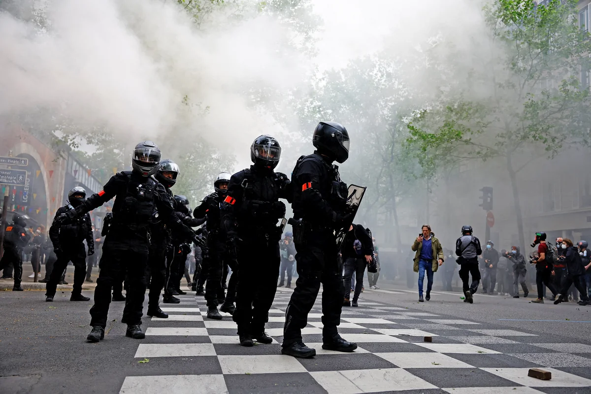 В Париже 57 полицейских пострадали в ходе первомайской демонстрации
