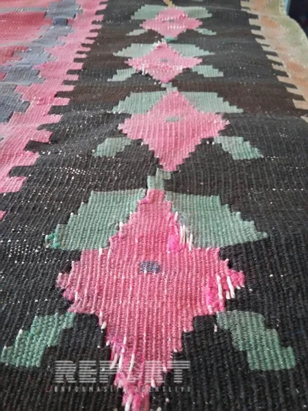 Tərtərdə zibillikdən XVIII əsrə aid kilim tapılıb - FOTO