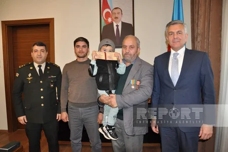 Biləsuvarda şəhidlərin orden və medalları ailələrinə təqdim olunub