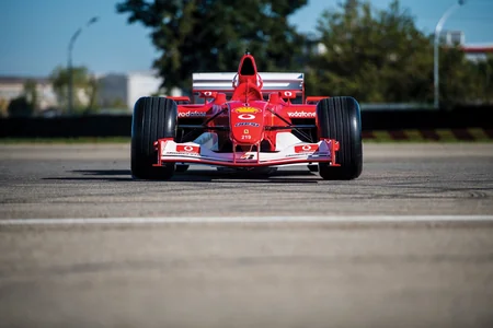 Mixael Şumaxerin Ferrari F2002 markalı avtomobili Abu Dabidəki hərracda satılıb - FOTO