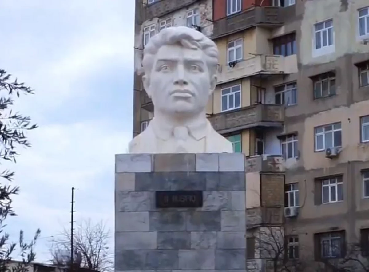 Bakıda Mikayıl Müşfiqin abidəsi aşırdılıb, RİH yararsız idi deyir - VİDEO