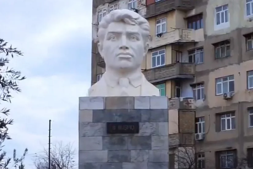 Bakıda Mikayıl Müşfiqin abidəsi aşırdılıb, RİH yararsız idi deyir - VİDEO