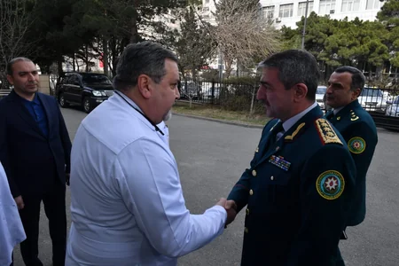 Elçin Quliyev Ermənistanın təxribatı nəticəsində yaralanmış hərbi qulluqçunu ziyarət edib