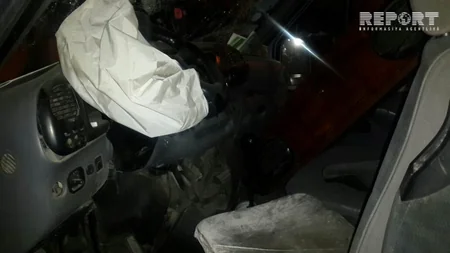 Abşeronda minik avtomobili yük furqonuna çırpılıb, sürücünün iki ayağı qırılıb - FOTO