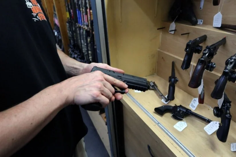 Россиянам и белорусам в Латвии могут запретить хранить оружие