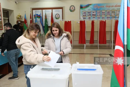 Paytaxtdakı seçki məntəqələrində seçici fəallığı davam edir - FOTOREPORTAJ