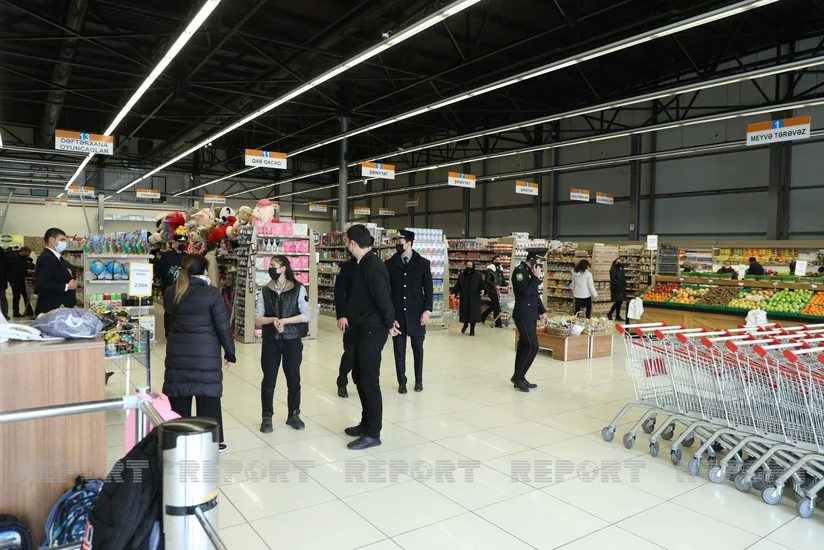 В Баку оштрафованы непривитые сотрудники магазинов