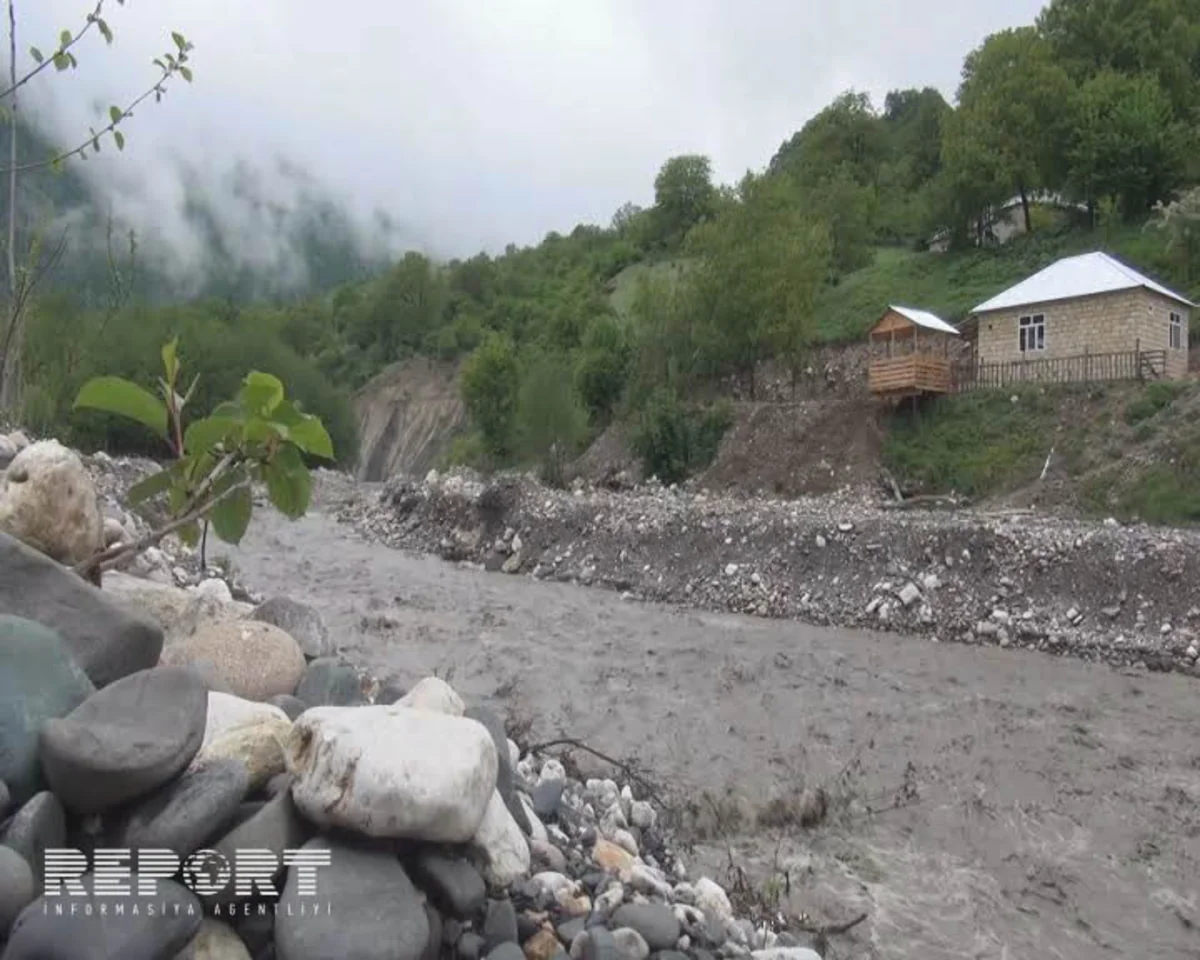 Qubada sel körpünü dağıdıb, müəllim və şagirdlər məktəbə gedə bilmir - FOTO