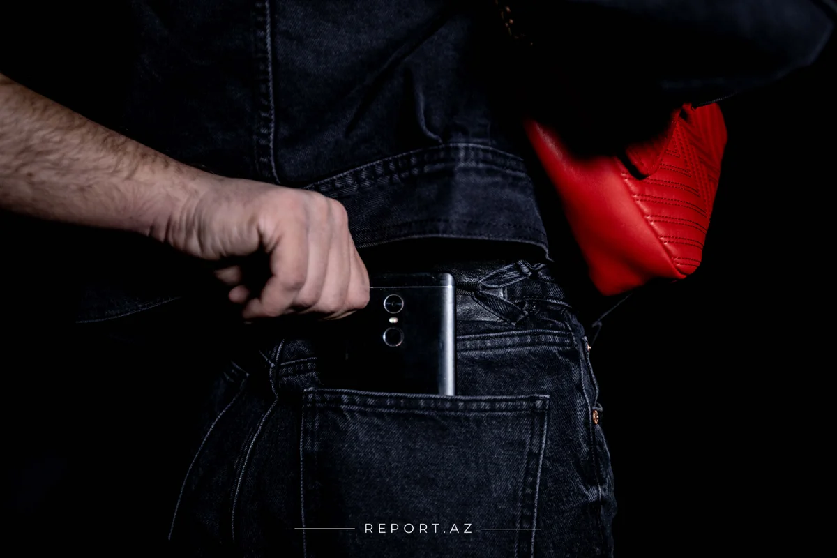 Bakı metrosunda qadının cibindən telefonu oğurlanıb