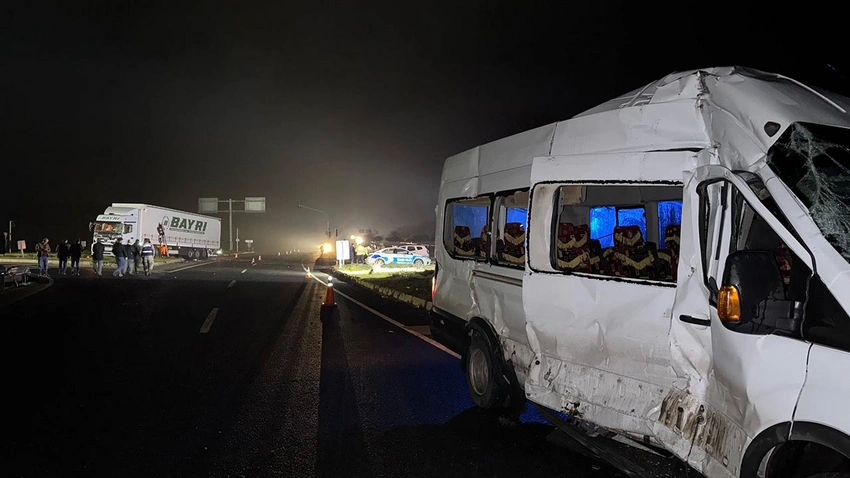 Türkiyədə yük maşını ilə məktəbli mikroavtobusu çarpılıb, yaralılar var
