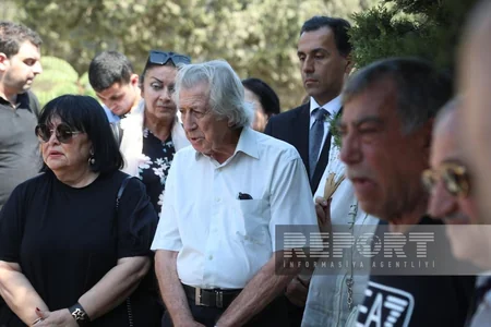Mədəniyyət nümayəndələri Xalq artisti Şahmar Ələkbərovu məzarı önündə yad ediblər