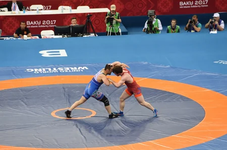 Mehriban Əliyeva İslamiadanın çempionu olan qadın güləşçimizə qızıl medalı təqdim edib