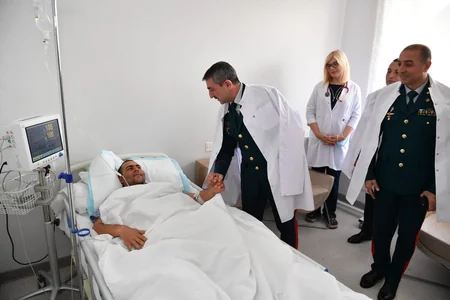Elçin Quliyev Ermənistanın təxribatı nəticəsində yaralanmış hərbi qulluqçunu ziyarət edib