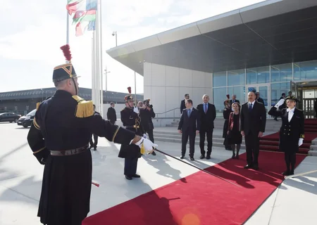 Prezident İlham Əliyev Fransaya rəsmi səfərə gedib