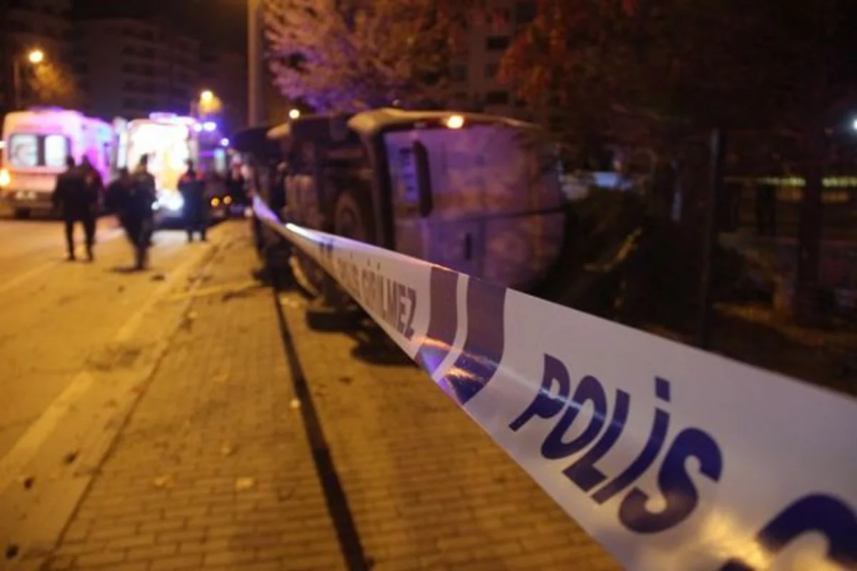 Türkiyədə avtomobil polis maşını ilə toqquşub: bir polis ölüb, 4 nəfər yaralanıb