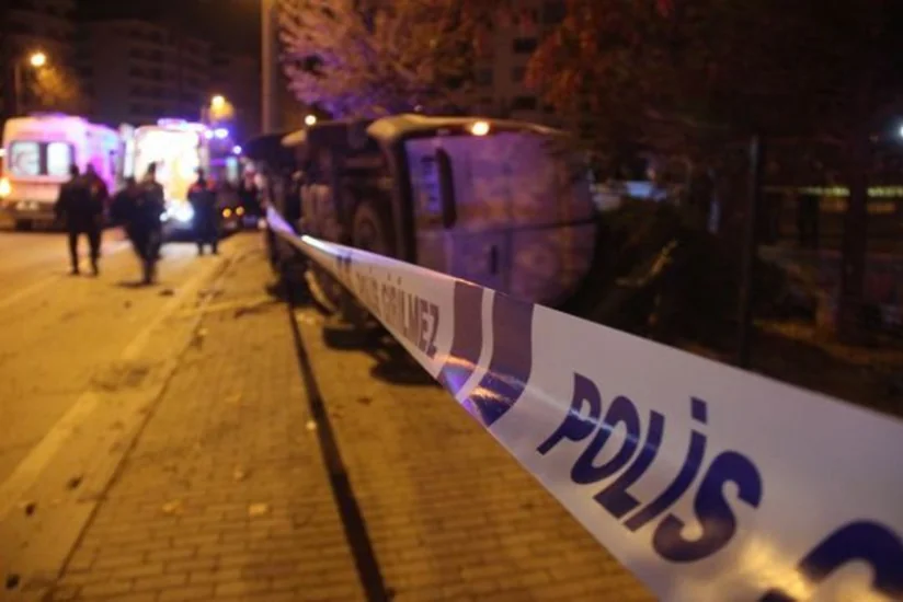 Türkiyədə avtomobil polis maşını ilə toqquşub: bir polis ölüb, 4 nəfər yaralanıb