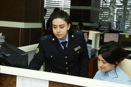 Мужчина упал, схватившись за сердце, чтобы его жена прошла в суматохе без досмотра - РЕПОРТАЖ С ТАМОЖНИ