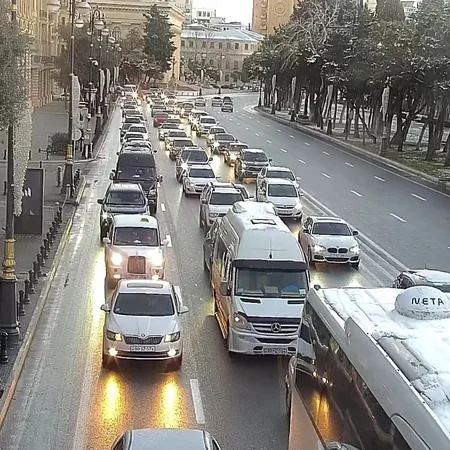 Hava şəraiti ilə əlaqədar ​​​​​​​Bakının bir sıra yollarında tıxac yaranıb