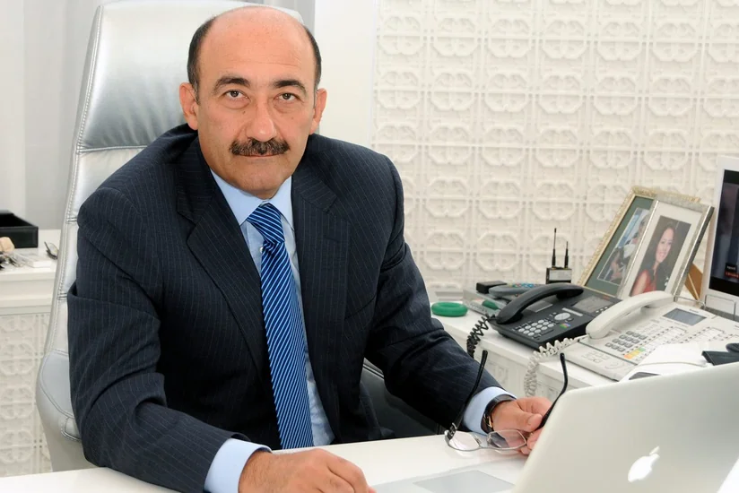 Əbülfəs Qarayev Musiqili Teatrın aktyorunu mükafatlandırıb