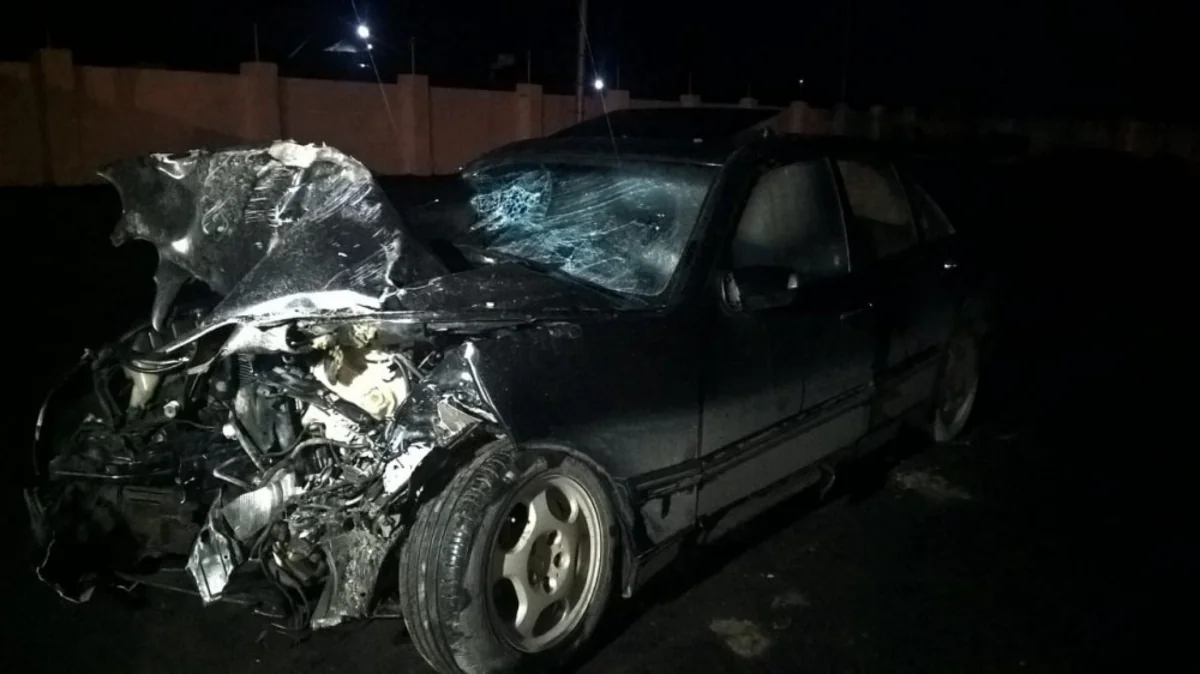 Bakı-Ələt yolunda avtomobil dirəyə çırpılıb, sürücü xəsarət alıb