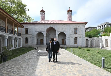 Prezident Şuşada Aşağı Gövhər Ağa məscidində aparılan bərpa işləri ilə tanış olub - YENİLƏNİB