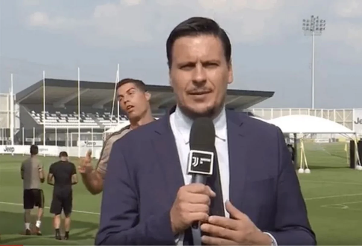 Роналду на тренировке спародировал журналиста - ВИДЕО