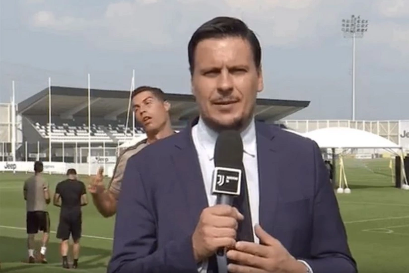 Роналду на тренировке спародировал журналиста - ВИДЕО