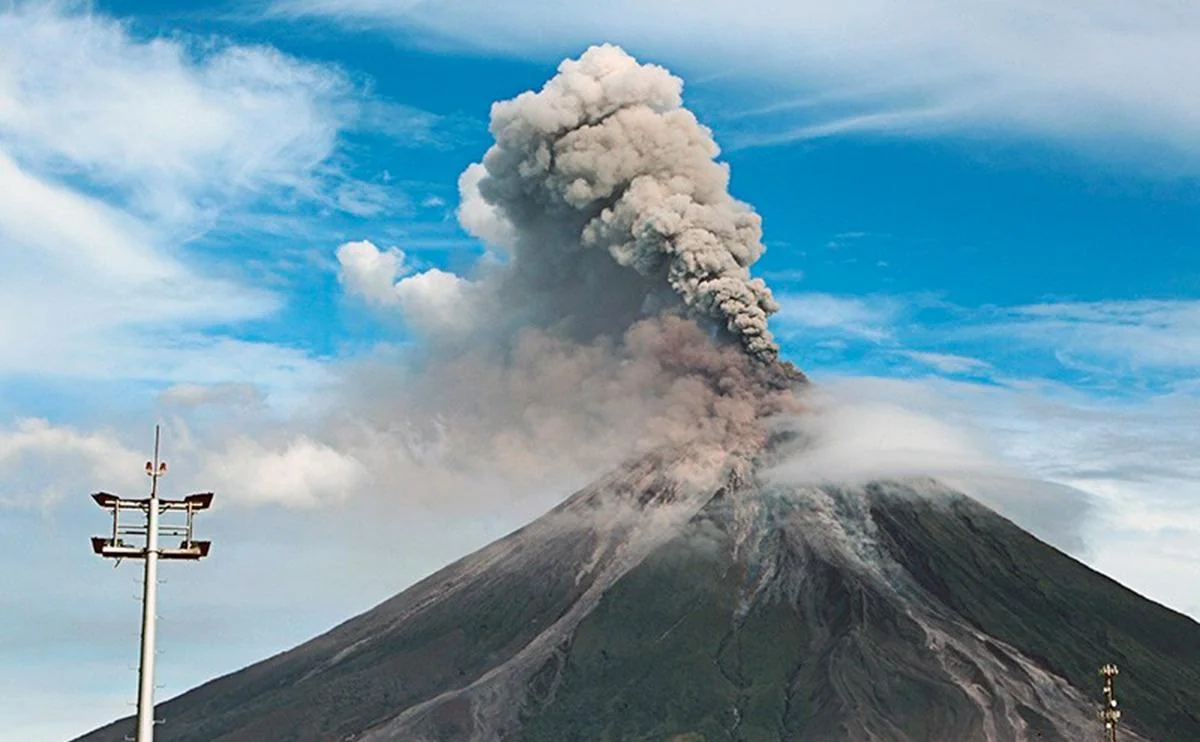 Volcano in Kuril islands sends ash to height of 2.8 km