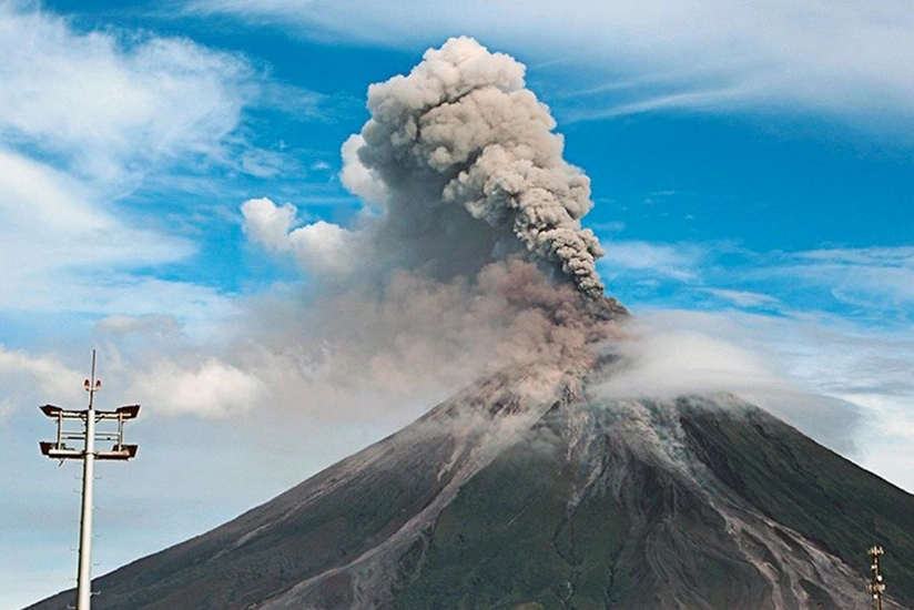 Volcano in Kuril islands sends ash to height of 2.8 km