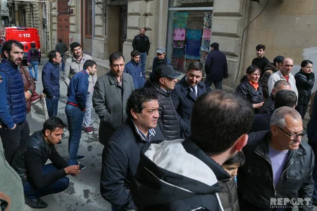 Bakının mərkəzində yaşayış binasında baş verən yanğın söndürülüb - FOTO - YENİLƏNİB
