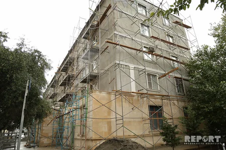 Bakının mərkəzi küçələrində “balkon”lar sökülür - FOTO