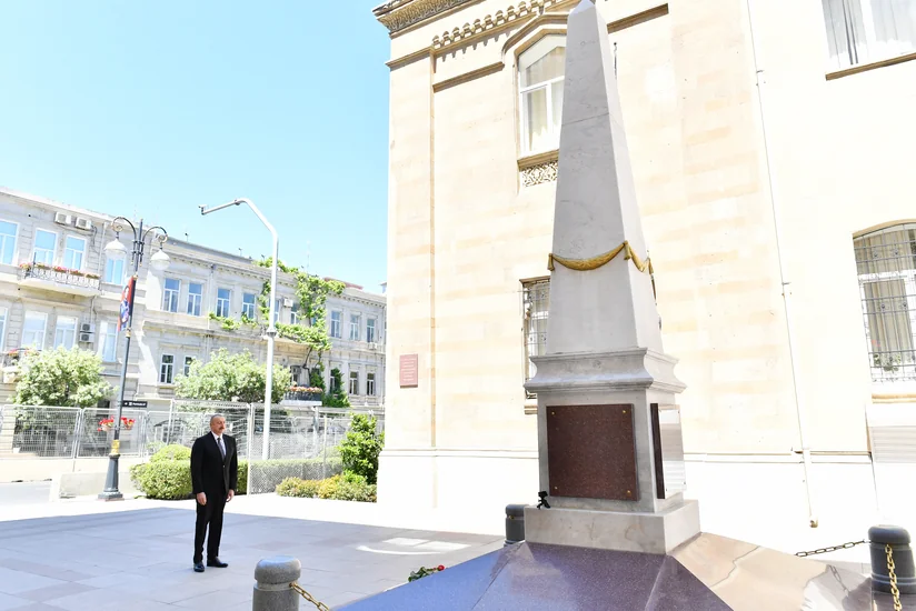 President Ilham Aliyev visits monument to Azerbaijan Democratic Republic